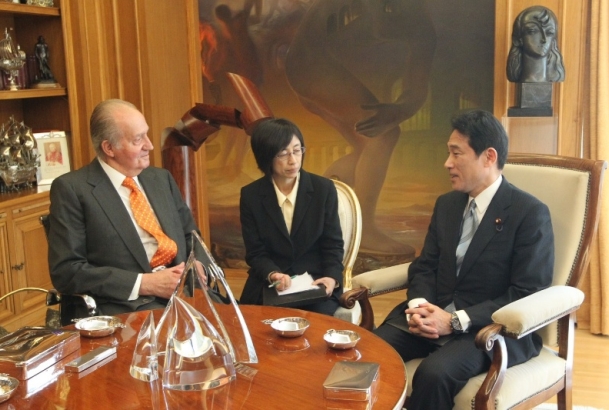 Su Majestad el Rey en el transcurso de la audiencia que mantuvo con el ministro de Asuntos Exteriores de Japón, Fumio Kishida